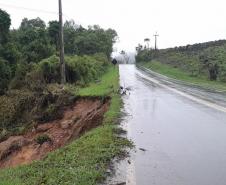 PR-092 em Rio Branco do Sul - erosão próximo à pista