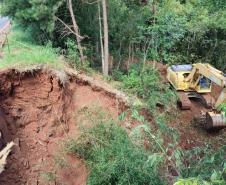 Obra de recuperação de aterro da PR-160 em Curiúva