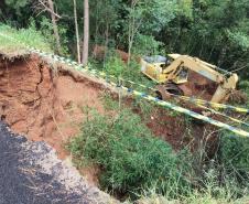 Obra de recuperação de aterro da PR-160 em Curiúva