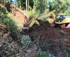 Obra de recuperação de aterro da PR-160 em Curiúva