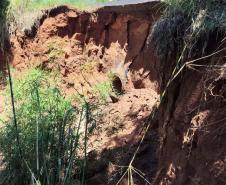 Obra de recuperação de aterro da PR-160 em Curiúva