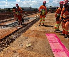 BR-277 Novo viaduto recebendo pré-lajes de concreto