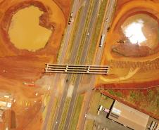 BR-277 novo viaduto após receber vigas longarinas