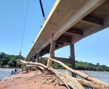 PR-317 retirada de balsa naufragada junto a ponte sobre o Rio Ivaí