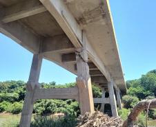 PR-317 retirada de balsa naufragada junto a ponte sobre o Rio Ivaí