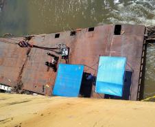 PR-317 retirada de balsa naufragada junto a ponte sobre o Rio Ivaí