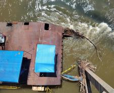 PR-317 retirada de balsa naufragada junto a ponte sobre o Rio Ivaí