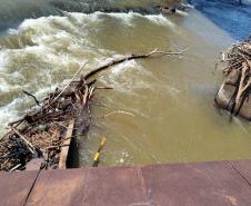 PR-317 retirada de balsa naufragada junto a ponte sobre o Rio Ivaí