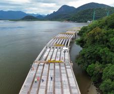 Lançamento da pré-laje que serve como forma para receber a concretagem
