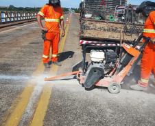 Serviços de reforma da ponte sobre o Rio Paranapanema entre Sertaneja e São Paulo