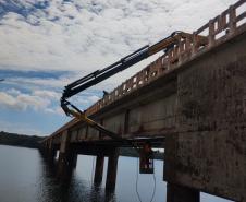 Serviços de reforma da ponte sobre o Rio Paranapanema entre Sertaneja e São Paulo