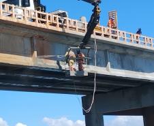 Serviços de reforma da ponte sobre o Rio Paranapanema entre Sertaneja e São Paulo