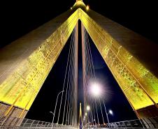 Ponte da Integração Brasil - Paraguai iluminada no Setembro Amarelo