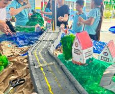 Alunos de escolha municipal montam maquete da ponte de Guaratuba