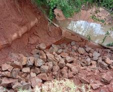 Recuperação de erosão na PR-323 em Umuarama