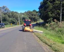 Serviços de roçada próximo a pista