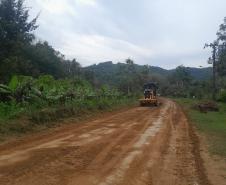 Serviços de conservação na Estrada de Guaraqueçaba