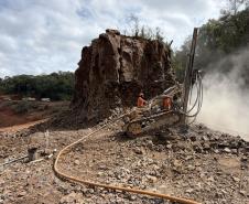 PRC-487 preparativos para detonação de rochas em Nova Tebas