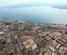A Administração dos Portos de Paranaguá e Antonina (Appa) promove em 23 de janeiro, às 19h, a audiência pública para apresentação do projeto de ampliação do cais de acostagem do Porto de Paranaguá. A reunião será no salão social do Santuário do Rocio (praça Padre Thomaz Sheehan, 211) e toda comunidade pode participar. - Foto: André Kasczeszen/Arquivo ANPr