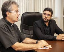 O Governo do Paraná vai coordenar uma ação conjunta para revitalizar a região do Santuário Estadual de Nossa Senhora do Rocio, em Paranaguá. O presidente dos portos do Paraná, Luiz Fernando Garcia, e o reitor do Santuário, padre Joaquim Parron, discutiram as necessidades da comunidade e as possíveis intervenções.Paranaguá, 01/02/2019  -  Foto:  Claudio Neves/Appa