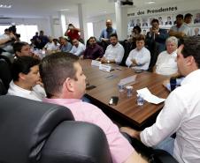 O governador Carlos Massa Ratinho Junior reuniu-se nesta quarta-feira (6), em Umuarama, com lideranças e prefeitos do Noroeste para tratar da duplicação da PR-323 e anunciou a elaboração de projetos executivos para obras na rodovia. -  Umuarama, 06/02/2019  -  Foto: Arnaldo Alves/ANPr