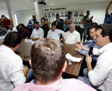 O governador Carlos Massa Ratinho Junior reuniu-se nesta quarta-feira (6), em Umuarama, com lideranças e prefeitos do Noroeste para tratar da duplicação da PR-323 e anunciou a elaboração de projetos executivos para obras na rodovia. -  Umuarama, 06/02/2019  -  Foto: Arnaldo Alves/ANPr