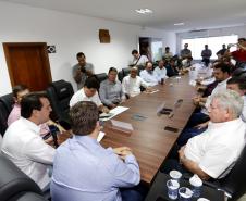 O governador Carlos Massa Ratinho Junior reuniu-se nesta quarta-feira (6), em Umuarama, com lideranças e prefeitos do Noroeste para tratar da duplicação da PR-323 e anunciou a elaboração de projetos executivos para obras na rodovia. -  Umuarama, 06/02/2019  -  Foto: Arnaldo Alves/ANPr