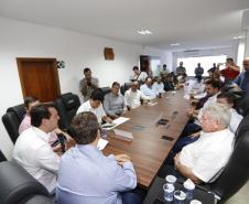 O governador Carlos Massa Ratinho Junior reuniu-se nesta quarta-feira (6), em Umuarama, com lideranças e prefeitos do Noroeste para tratar da duplicação da PR-323 e anunciou a elaboração de projetos executivos para obras na rodovia. -  Umuarama, 06/02/2019  -  Foto: Arnaldo Alves/ANPr