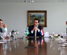 Reunião do governador Carlos Massa Ratinho Junior com a ministra de Indústria e Comércio do Paraguai, Liz Cramer; o governador do Departamento de Misiones, Carlos Arrechea Ortíz; o cônsul-geral do Paraguai no Brasil, Carlos José Fleitas Rodriguez, e empresários.  -  Curitiba, 14/02/2019  -  Foto: Gilson Abreu/ANPr