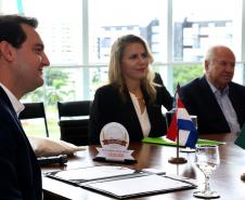 Reunião do governador Carlos Massa Ratinho Junior com a ministra de Indústria e Comércio do Paraguai, Liz Cramer; o governador do Departamento de Misiones, Carlos Arrechea Ortíz; o cônsul-geral do Paraguai no Brasil, Carlos José Fleitas Rodriguez, e empresários.  -  Curitiba, 14/02/2019  -  Foto: Gilson Abreu/ANPr