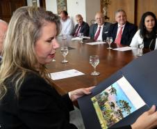 Reunião do governador Carlos Massa Ratinho Junior com a ministra de Indústria e Comércio do Paraguai, Liz Cramer; o governador do Departamento de Misiones, Carlos Arrechea Ortíz; o cônsul-geral do Paraguai no Brasil, Carlos José Fleitas Rodriguez, e empresários.  -  Curitiba, 14/02/2019  -  Foto: Gilson Abreu/ANPr