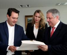 Reunião do governador Carlos Massa Ratinho Junior com a ministra de Indústria e Comércio do Paraguai, Liz Cramer; o governador do Departamento de Misiones, Carlos Arrechea Ortíz; o cônsul-geral do Paraguai no Brasil, Carlos José Fleitas Rodriguez, e empresários.  -  Curitiba, 14/02/2019  -  Foto: Gilson Abreu/ANPr