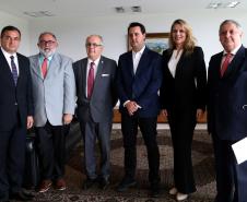 Reunião do governador Carlos Massa Ratinho Junior com a ministra de Indústria e Comércio do Paraguai, Liz Cramer; o governador do Departamento de Misiones, Carlos Arrechea Ortíz; o cônsul-geral do Paraguai no Brasil, Carlos José Fleitas Rodriguez, e empresários.  -  Curitiba, 14/02/2019  -  Foto: Gilson Abreu/ANPr