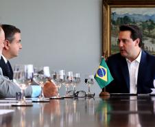 Reunião do governador Carlos Massa Ratinho Junior com a ministra de Indústria e Comércio do Paraguai, Liz Cramer; o governador do Departamento de Misiones, Carlos Arrechea Ortíz; o cônsul-geral do Paraguai no Brasil, Carlos José Fleitas Rodriguez, e empresários.  -  Curitiba, 14/02/2019  -  Foto: Gilson Abreu/ANPr