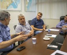 A relação do Porto de Paranaguá com a cidade foi tema de uma reunião entre o diretor dos Portos do Paraná, Luiz Fernando Garcia, e o prefeito Marcelo Roque, nesta sexta-feira (15). O encontro faz parte dos esforços da nova gestão em contribuir com o desenvolvimento do município e aproximar a comunidade da atividade portuária. Foto:Claudio Neves/APPA