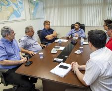 A relação do Porto de Paranaguá com a cidade foi tema de uma reunião entre o diretor dos Portos do Paraná, Luiz Fernando Garcia, e o prefeito Marcelo Roque, nesta sexta-feira (15). O encontro faz parte dos esforços da nova gestão em contribuir com o desenvolvimento do município e aproximar a comunidade da atividade portuária. Foto:Claudio Neves/APPA