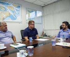 A relação do Porto de Paranaguá com a cidade foi tema de uma reunião entre o diretor dos Portos do Paraná, Luiz Fernando Garcia, e o prefeito Marcelo Roque, nesta sexta-feira (15). O encontro faz parte dos esforços da nova gestão em contribuir com o desenvolvimento do município e aproximar a comunidade da atividade portuária. Foto:Claudio Neves/APPA