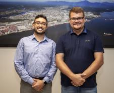 A relação do Porto de Paranaguá com a cidade foi tema de uma reunião entre o diretor dos Portos do Paraná, Luiz Fernando Garcia, e o prefeito Marcelo Roque, nesta sexta-feira (15). O encontro faz parte dos esforços da nova gestão em contribuir com o desenvolvimento do município e aproximar a comunidade da atividade portuária. Foto:Claudio Neves/APPA