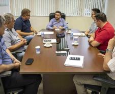 A relação do Porto de Paranaguá com a cidade foi tema de uma reunião entre o diretor dos Portos do Paraná, Luiz Fernando Garcia, e o prefeito Marcelo Roque, nesta sexta-feira (15). O encontro faz parte dos esforços da nova gestão em contribuir com o desenvolvimento do município e aproximar a comunidade da atividade portuária. Foto:APPA