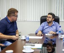 A relação do Porto de Paranaguá com a cidade foi tema de uma reunião entre o diretor dos Portos do Paraná, Luiz Fernando Garcia, e o prefeito Marcelo Roque, nesta sexta-feira (15). O encontro faz parte dos esforços da nova gestão em contribuir com o desenvolvimento do município e aproximar a comunidade da atividade portuária. Foto:Claudio Neves/APPA