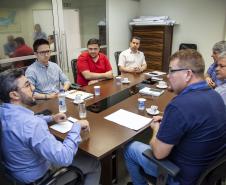 A relação do Porto de Paranaguá com a cidade foi tema de uma reunião entre o diretor dos Portos do Paraná, Luiz Fernando Garcia, e o prefeito Marcelo Roque, nesta sexta-feira (15). O encontro faz parte dos esforços da nova gestão em contribuir com o desenvolvimento do município e aproximar a comunidade da atividade portuária. Foto:Claudio Neves/APPA