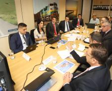 O governador Carlos Massa Ratinho Junior e o secretário de Infraestrutura e Logística, Sandro Alex, levaram nesta quarta-feira (20) ao Secretário Nacional de Transportes Terrestres, Jamil Megid Junior, a proposta de inclusão das rodovias PR-092 (Norte Pioneiro), PR-323 (Noroeste), PR-280 (Sudoeste), além da ligação entre Campo Mourão e Guarapuava, no pacote de concessões do governo federal. A reunião do grupo de trabalho aconteceu em Brasília. Foto: Rodrigo Felix Leal/ANPr