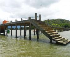 Serão iniciados na próxima semana os primeiros levantamentos e inspeções nas comunidades do Litoral paranaense que receberão trapiches para embarque e desembarque de passageiros e pescadores. Ao todo, serão 14 estruturas pagas pela Administração dos Portos do Paraná: nove serão reformadas e cinco novos trapiches construídos. Foto: André Kasczeszen