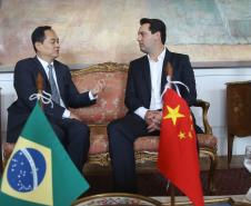 A China quer ser parceira do Paraná em obras de infraestrutura, com grande interesse no projeto do corredor bioceânico, que ligará os portos de Paranaguá, no Litoral do Estado, ao de Antofagasta, no Chile. O assunto foi tratado nesta quinta-feira (14) entre o governador Carlos Massa Ratinho Junior e o embaixador da República Popular da China, Yang Wanming, no Palácio Iguaçu.  -  . Curitiba,14/03/2019 Foto:Jaelson Lucas/ANPr