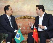 A China quer ser parceira do Paraná em obras de infraestrutura, com grande interesse no projeto do corredor bioceânico, que ligará os portos de Paranaguá, no Litoral do Estado, ao de Antofagasta, no Chile. O assunto foi tratado nesta quinta-feira (14) entre o governador Carlos Massa Ratinho Junior e o embaixador da República Popular da China, Yang Wanming, no Palácio Iguaçu.  -  . Curitiba,14/03/2019 Foto:Jaelson Lucas/ANPr