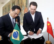 A China quer ser parceira do Paraná em obras de infraestrutura, com grande interesse no projeto do corredor bioceânico, que ligará os portos de Paranaguá, no Litoral do Estado, ao de Antofagasta, no Chile. O assunto foi tratado nesta quinta-feira (14) entre o governador Carlos Massa Ratinho Junior e o embaixador da República Popular da China, Yang Wanming, no Palácio Iguaçu.  -  . Curitiba,14/03/2019 Foto:Jaelson Lucas/ANPr