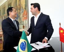 A China quer ser parceira do Paraná em obras de infraestrutura, com grande interesse no projeto do corredor bioceânico, que ligará os portos de Paranaguá, no Litoral do Estado, ao de Antofagasta, no Chile. O assunto foi tratado nesta quinta-feira (14) entre o governador Carlos Massa Ratinho Junior e o embaixador da República Popular da China, Yang Wanming, no Palácio Iguaçu.  -  . Curitiba,14/03/2019 Foto:Jaelson Lucas/ANPr