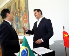 A China quer ser parceira do Paraná em obras de infraestrutura, com grande interesse no projeto do corredor bioceânico, que ligará os portos de Paranaguá, no Litoral do Estado, ao de Antofagasta, no Chile. O assunto foi tratado nesta quinta-feira (14) entre o governador Carlos Massa Ratinho Junior e o embaixador da República Popular da China, Yang Wanming, no Palácio Iguaçu.  -  . Curitiba,14/03/2019 Foto:Jaelson Lucas/ANPr