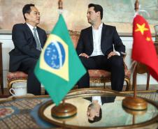 A China quer ser parceira do Paraná em obras de infraestrutura, com grande interesse no projeto do corredor bioceânico, que ligará os portos de Paranaguá, no Litoral do Estado, ao de Antofagasta, no Chile. O assunto foi tratado nesta quinta-feira (14) entre o governador Carlos Massa Ratinho Junior e o embaixador da República Popular da China, Yang Wanming, no Palácio Iguaçu. - . Curitiba,14/03/2019 Foto: Rodrigo Félix Leal/ANPr