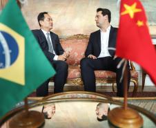 A China quer ser parceira do Paraná em obras de infraestrutura, com grande interesse no projeto do corredor bioceânico, que ligará os portos de Paranaguá, no Litoral do Estado, ao de Antofagasta, no Chile. O assunto foi tratado nesta quinta-feira (14) entre o governador Carlos Massa Ratinho Junior e o embaixador da República Popular da China, Yang Wanming, no Palácio Iguaçu. - . Curitiba,14/03/2019 Foto: Rodrigo Félix Leal/ANPr